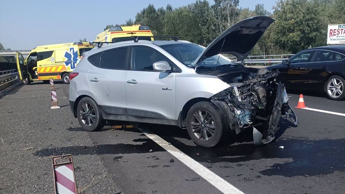 Szalagkorlátnak ütközött egy autó az M7-esen, félpályás útzár mellett mentették az utasokat