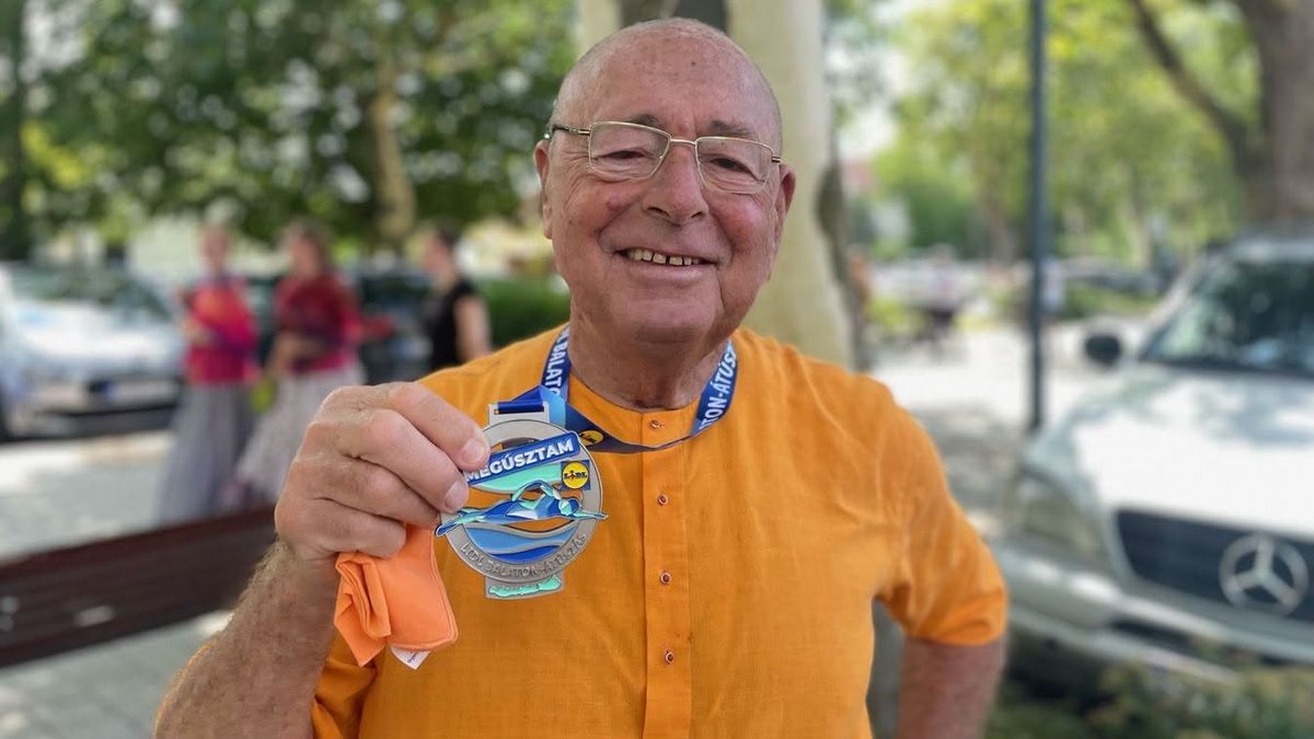 Elképesztő teljesítmény: a 77 éves lelkész több mint 40 kilométert úszik a Balatonban a somogyvámosi hospice-házért