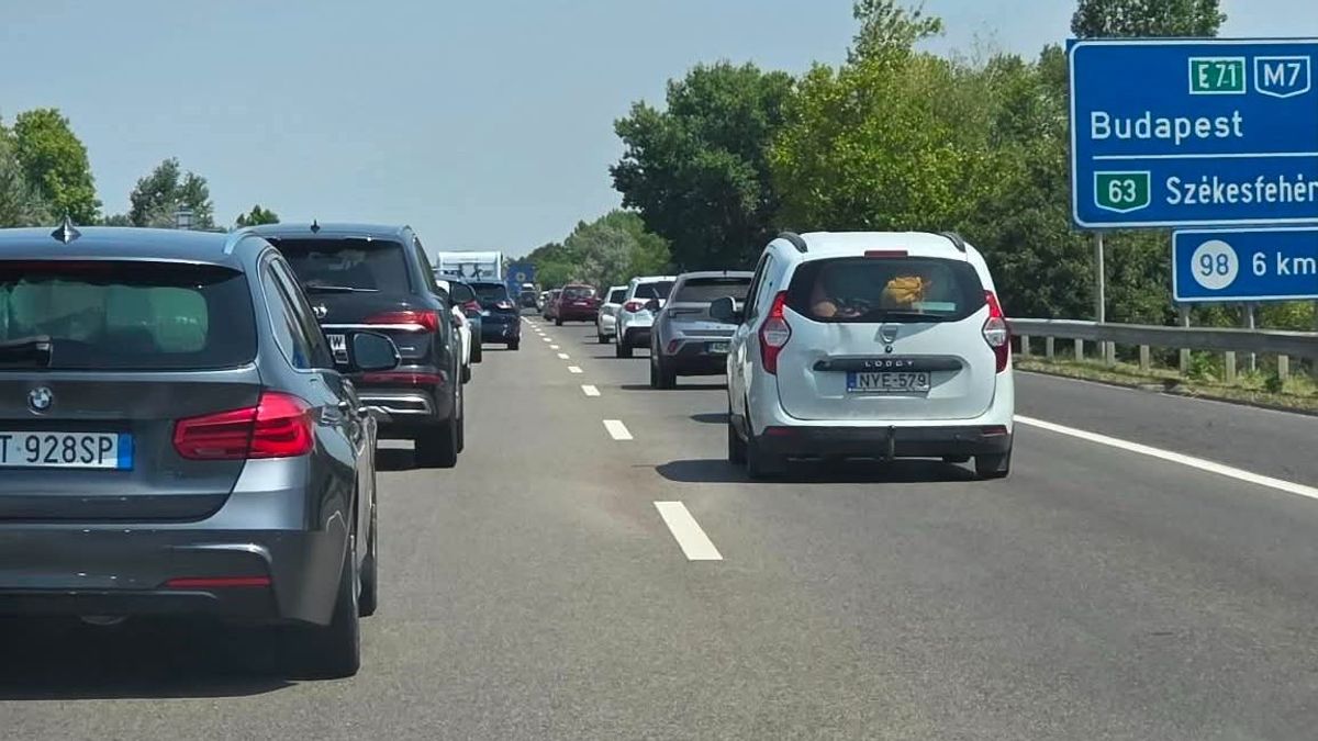 Már most megindult a tömeg hazafelé - hatalmas a forgalom az M7-esen