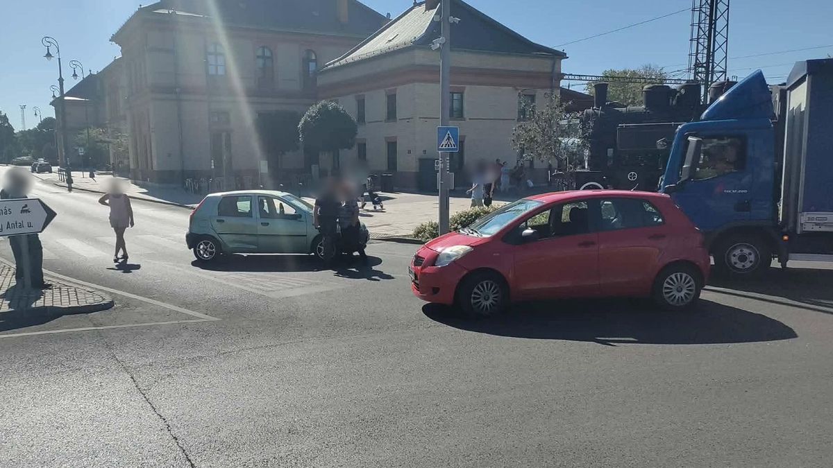 Sávváltáskor ütközött két autó a belvárosi körforgalomban Kaposváron