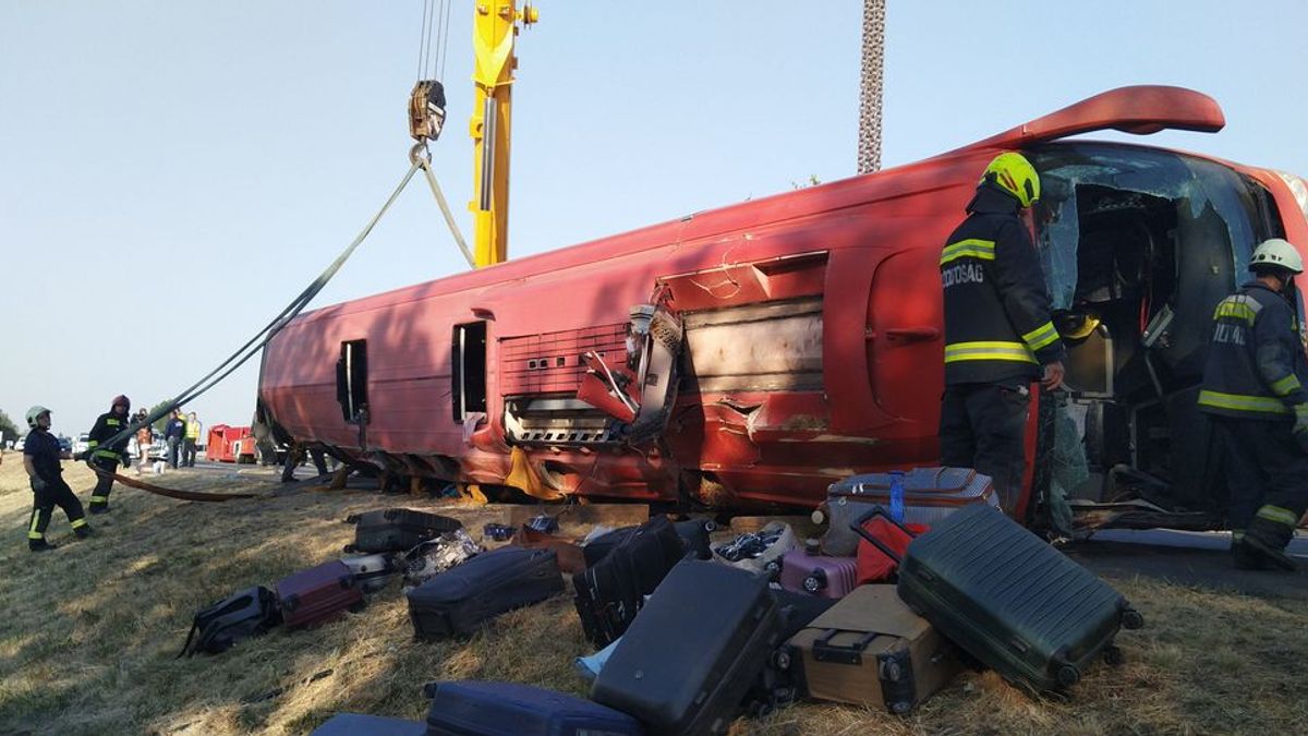 Felfoghatatlan tragédia az M3-ason: tizenkét ember meghalt a felborult turistabuszban, a sofőrt őrizetbe vették