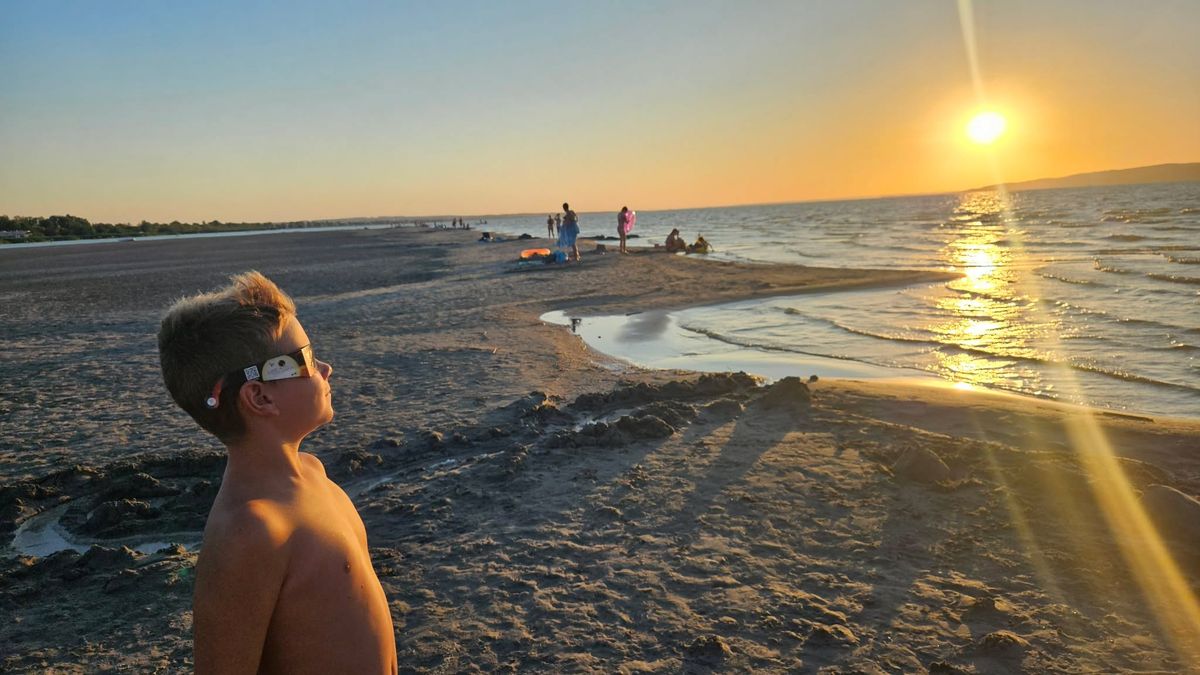 Ilyen volt a napfogyatkozás: merész strandolók, bátor videósok