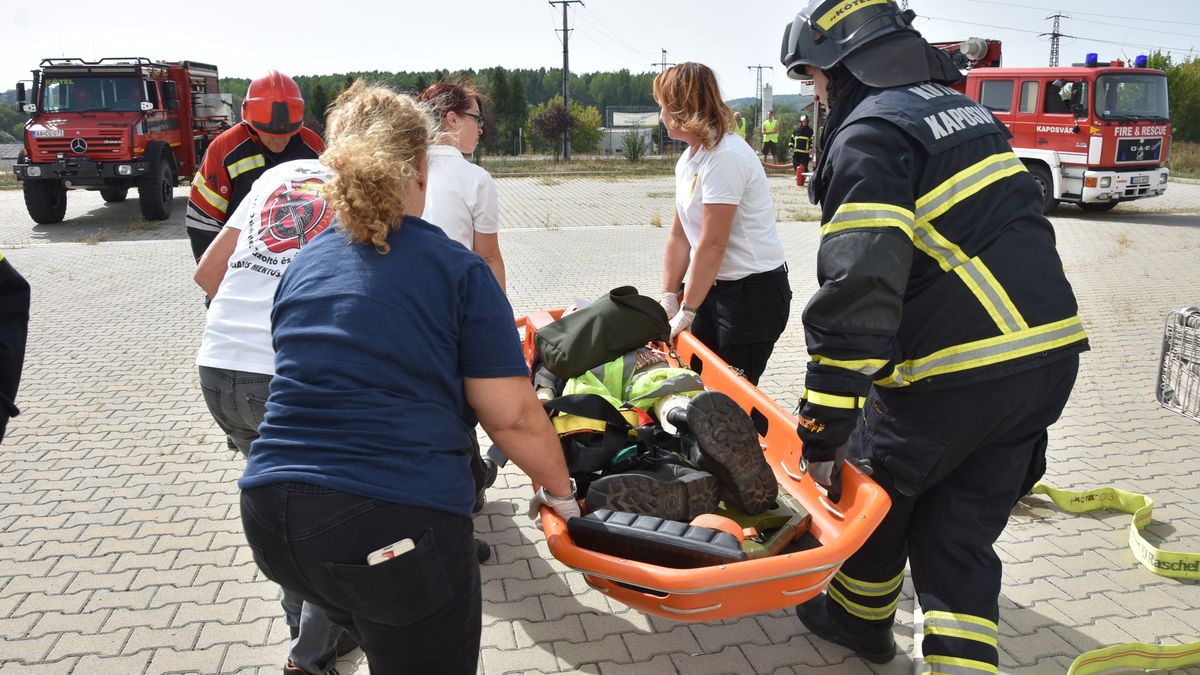 Lángoló szerelőműhelyből mentettek ki egy embert a KÖTÉL önkéntes tűzoltói – videó