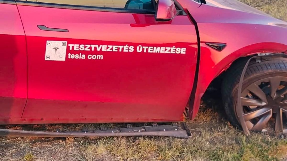 Eldurvult a próbaút Siófokon: 21 éves sofőr törte rommá az 500 lóerős teszt-Teslát