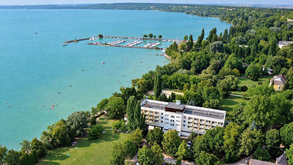 Törölték a kiemelt beruházást, mégis kordon zárja le a hosszú Balaton parti sétányt