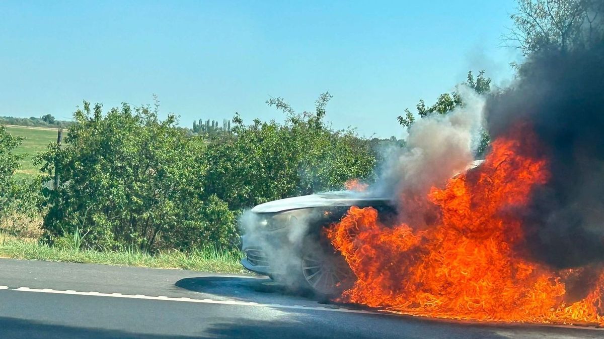 Kigyulladt egy autó az M7-esen, egy sávon halad a forgalom