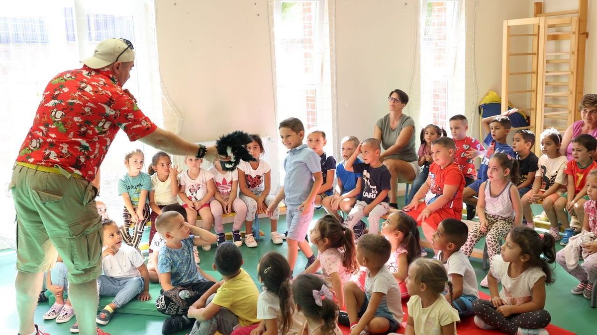 Tátott szájjal figyelték a kicsik: Sarkadi Kiss János mesés meglepetéssel érkezett Szentjakabra