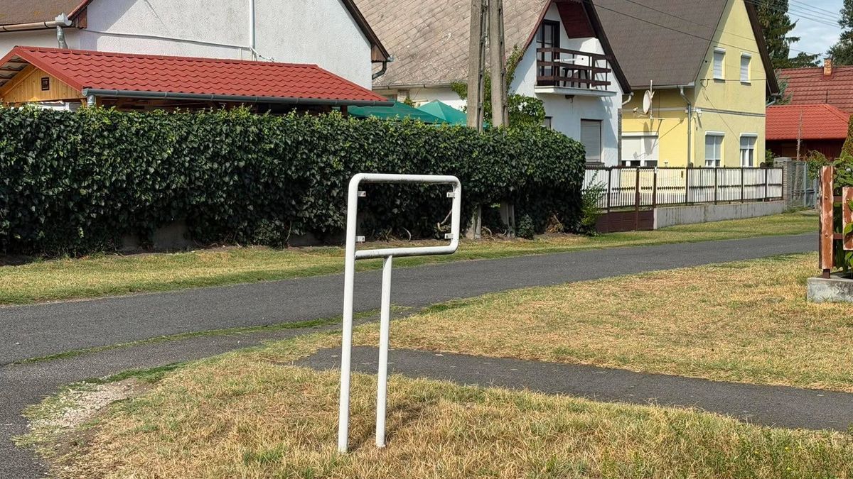 Tömegesen eltűntek az egyedi utcatáblák Balatonfenyvesen, feljelentést tesz az önkormányzat