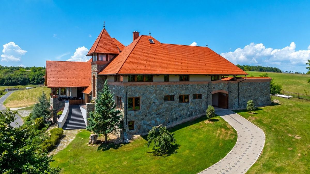 Egymilliárdos luxusbirtokra akadtunk a Balatontól nem messze, a természet közepén