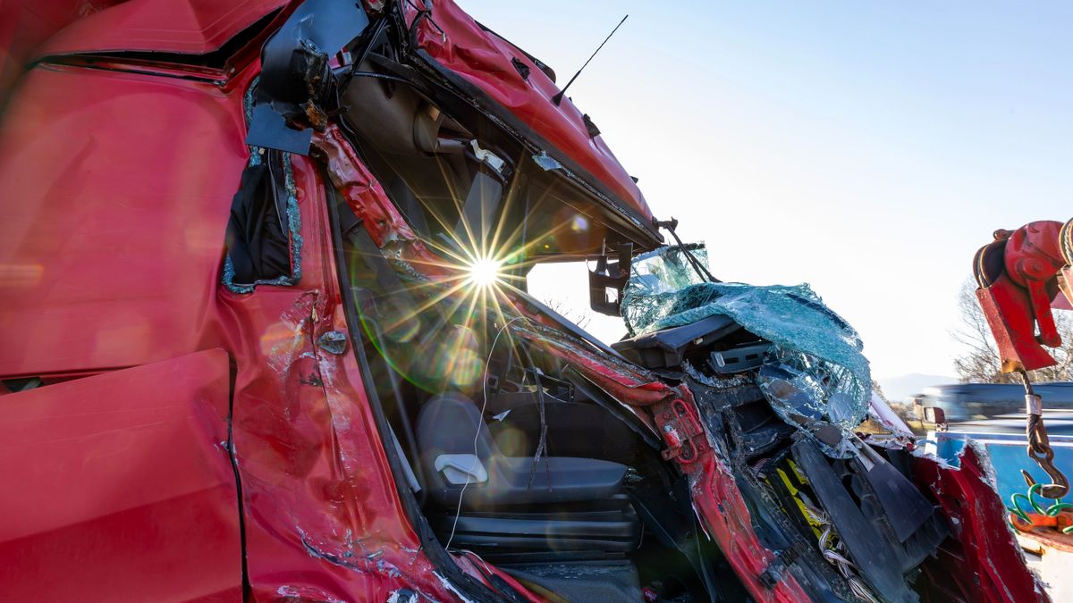 Halálos baleset Zamárdinál: frontálisan ütközött egy Volkswagen és egy teherautó
