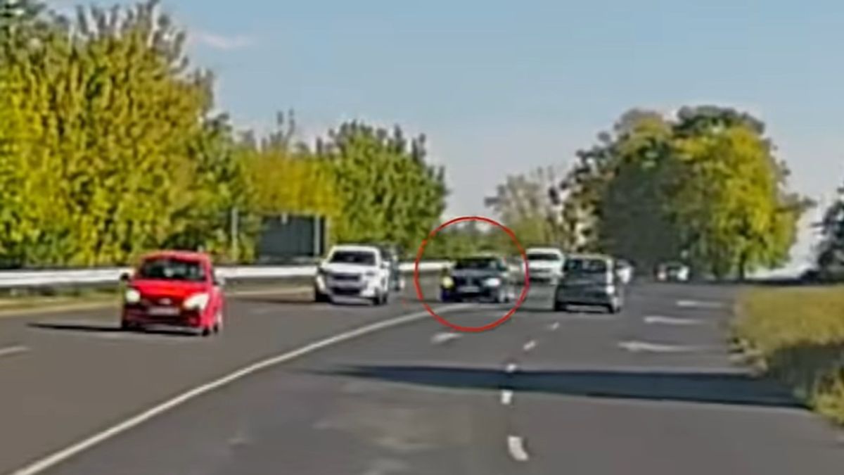 Egy évre eltiltották a BMW-ben elszundikáló sofőrt, leleplező felvétel készült