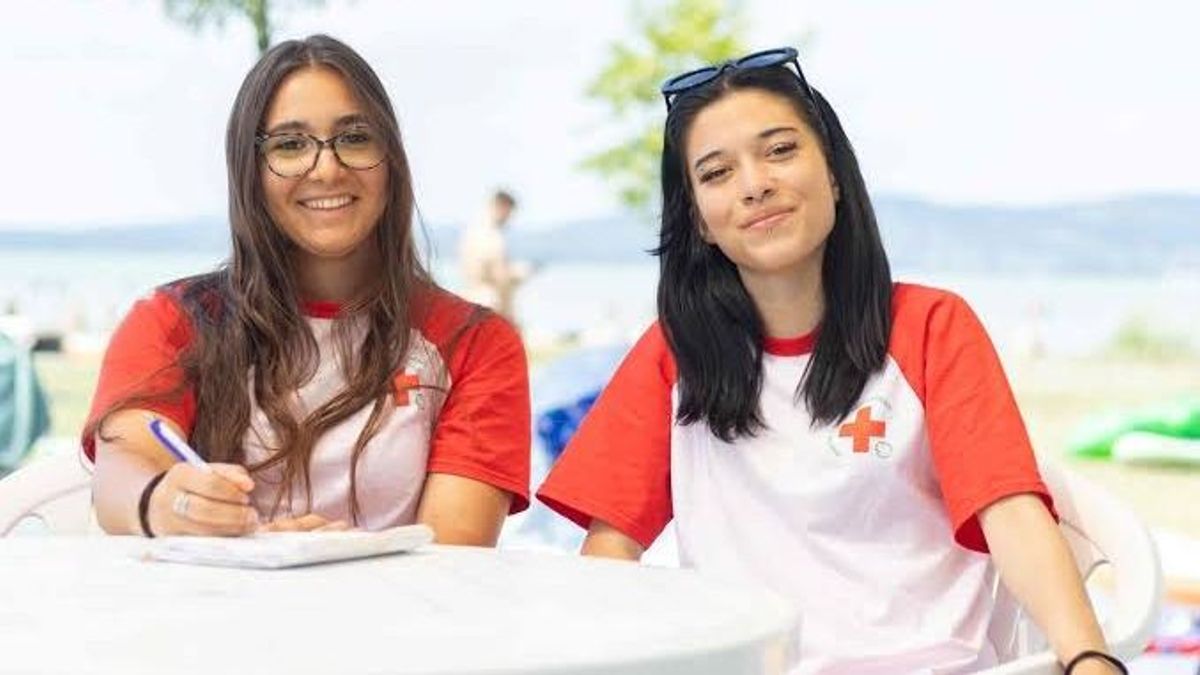 Közel 1200 esetet láttak el a Vöröskereszt fiataljai a balatoni strandokon az idei szezonban