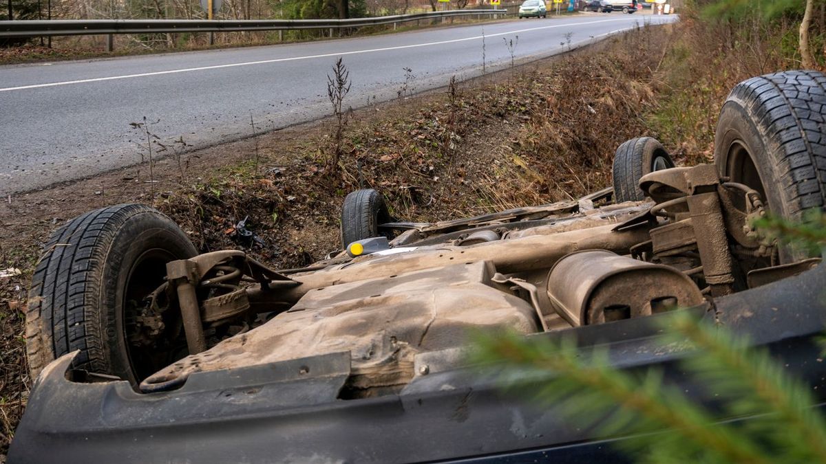 Teljes útzár Lábodnál: tetejével az árokba borult egy személyautó