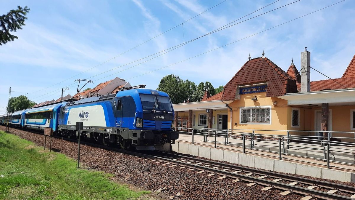 Teljesen elbontják a vasútállomást Balatonlellén, de a szomszédos boglári és a bélatelepi épület is megújul