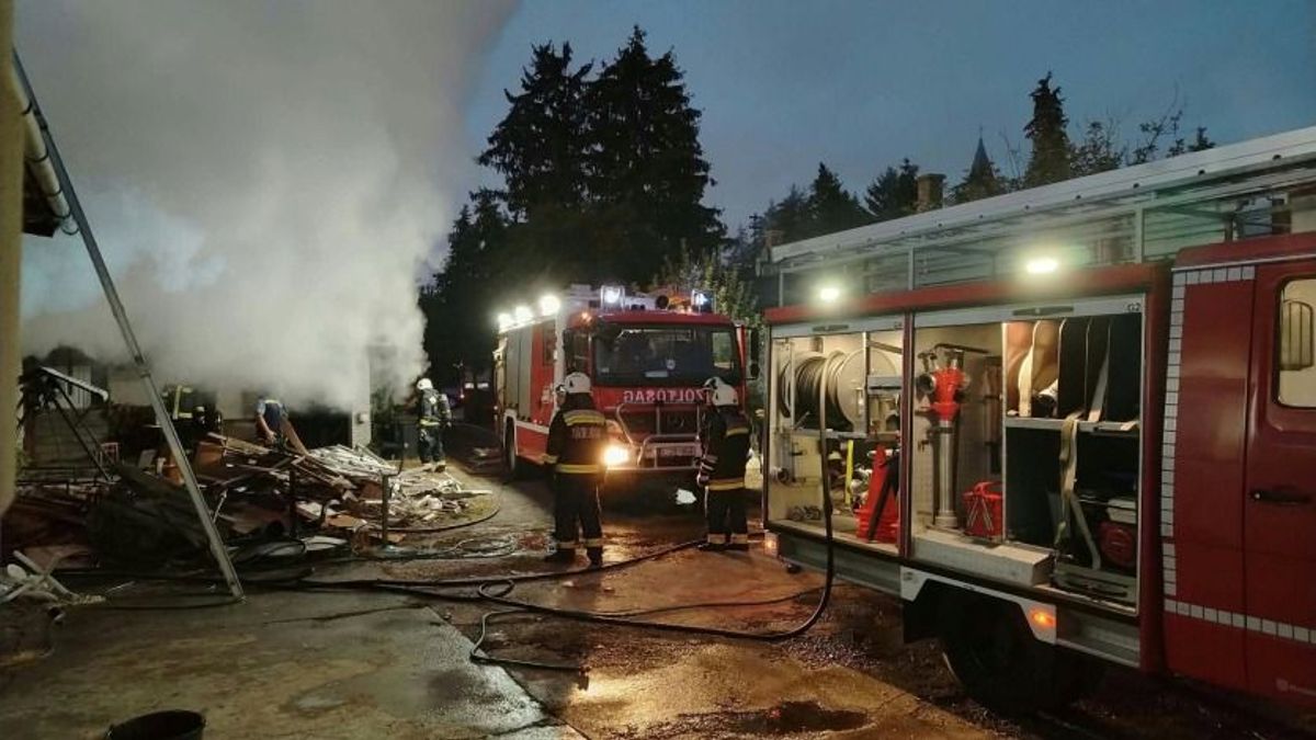 Gázpalackot mentettek a lángok elől, nagy erőkkel vonultak a tűzoltók – képeken a szörnyűség