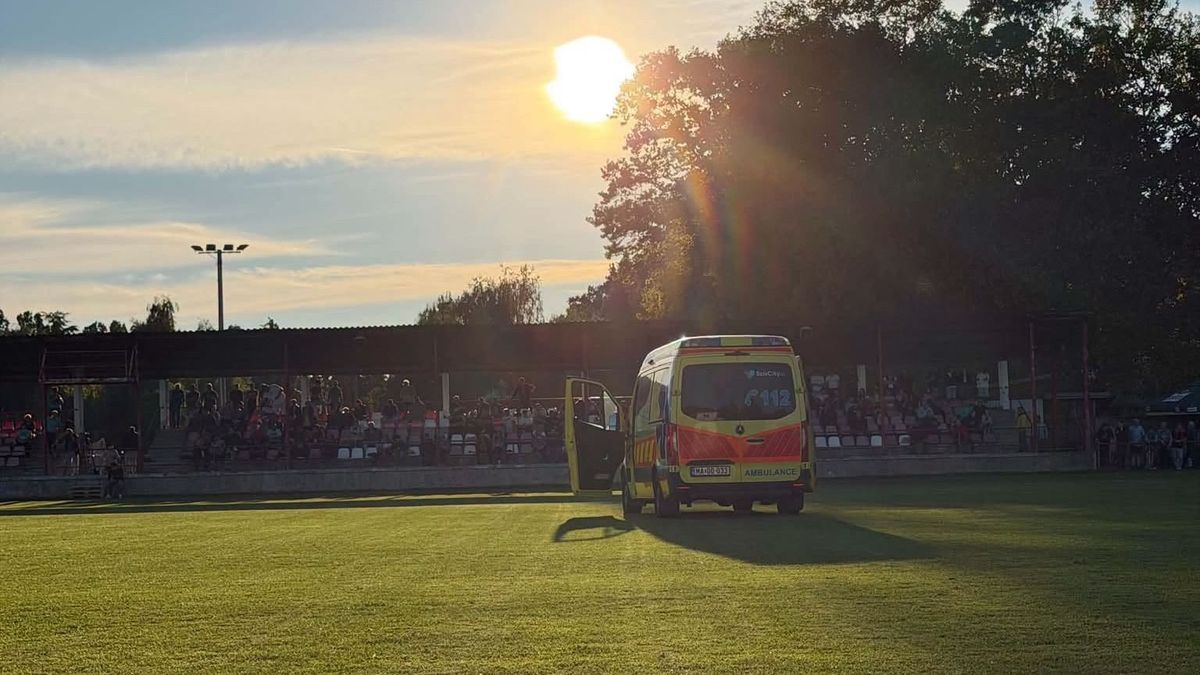 25 percre megszakadt a játék, mentő vitte el a Marcali játékosát