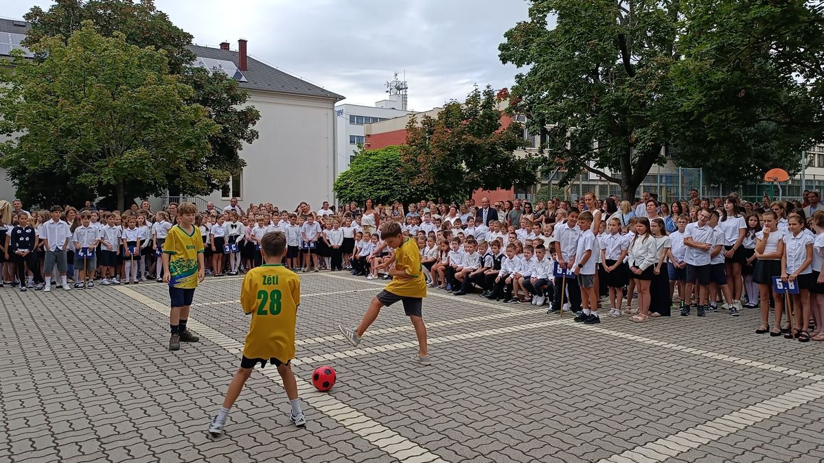 Hatvankilenc büszke elsős kapott kitűzőt a siófoki Vak Bottyán Általános Iskola tanévnyitóján