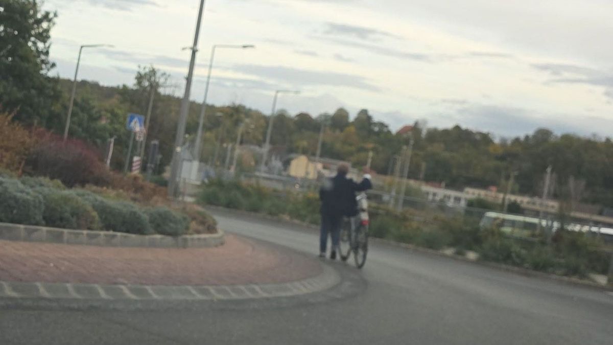 Így toljuk mi! Nem gondolkodott sokan a biciklis a kaposvári körforgalomban – szabályos volt a mutatvány?