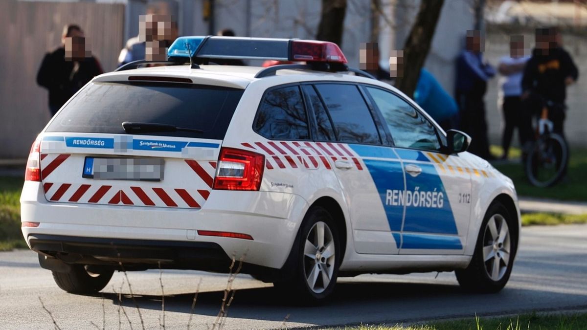 Fejtetőn állt meg egy autó Simonfa közelében, mentők és tűzoltók vonultak ki a helyszínre