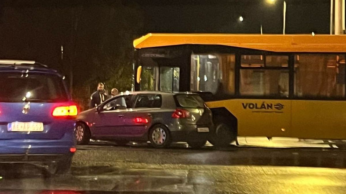 Rendkívüli: távolsági busznak csapódott egy autó Kaposváron