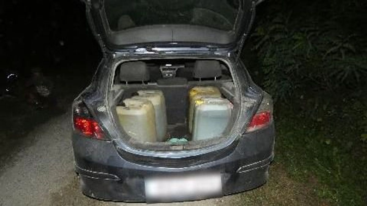 A munkagépeket kellett volna őriznie, ehelyett éppen ő lopta belőlük az üzemanyagot