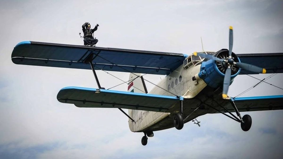 Hat An-2-est vett a somogyi autókereskedő, az egyik Sebestyén Balázst is a magasba emelte (videó)