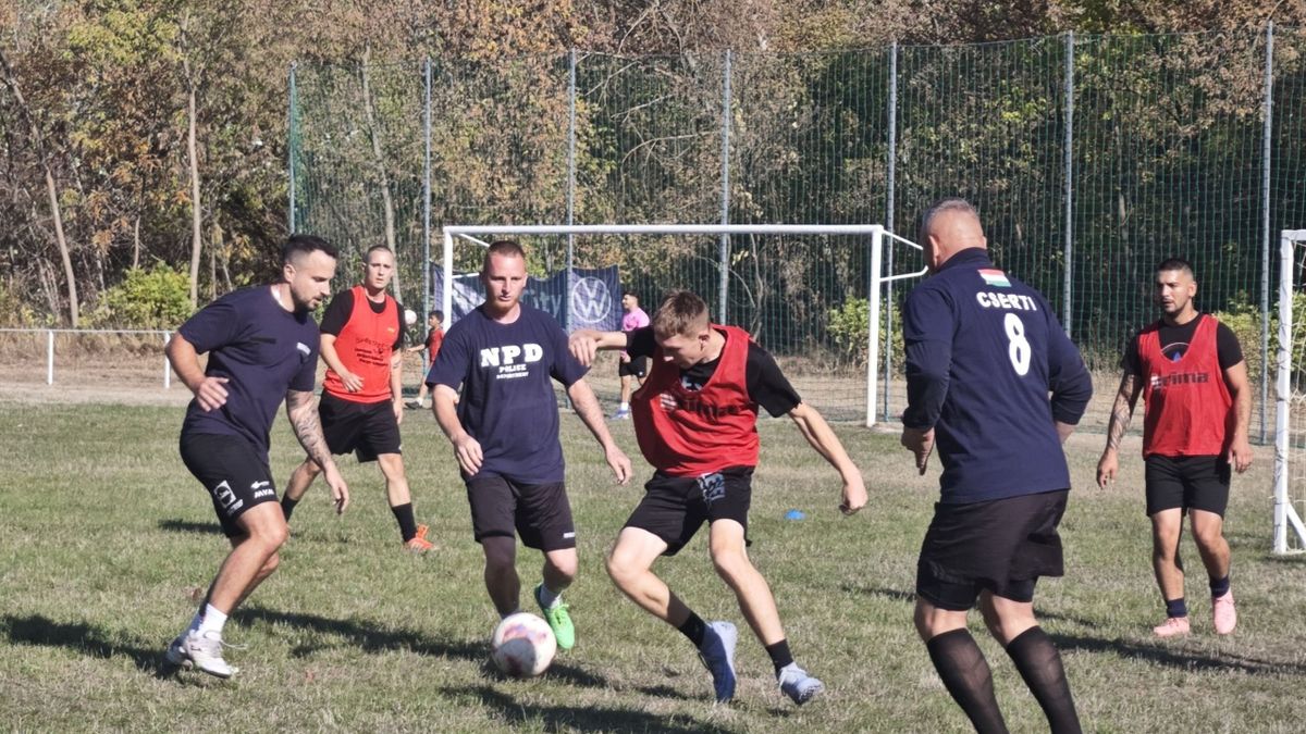 Roma rendőrök csapatai feszültek egymásnak a falu focipályáján – a somogyiak nyertek (galéria)