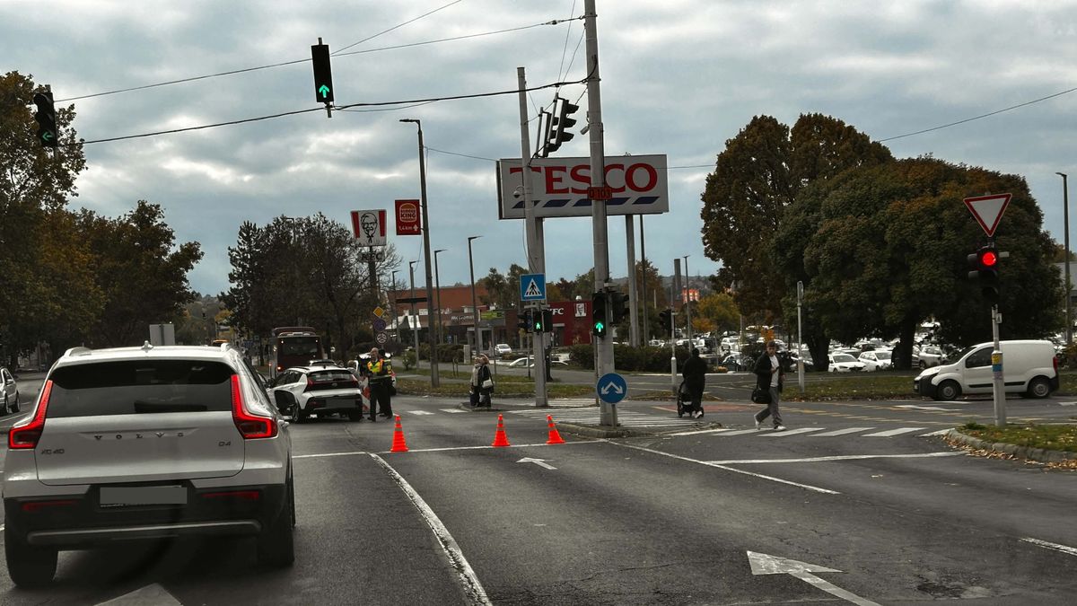 Két autó ütközött a kaposvári Tescónál, nagy a torlódás