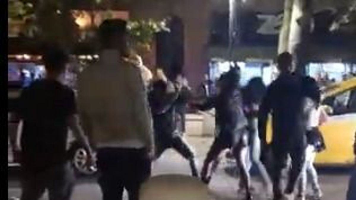 Megdöbbentő videó: tántorgó fiatalok estek egymásnak Kaposváron, több rendőrautót riasztottak a helyszínre