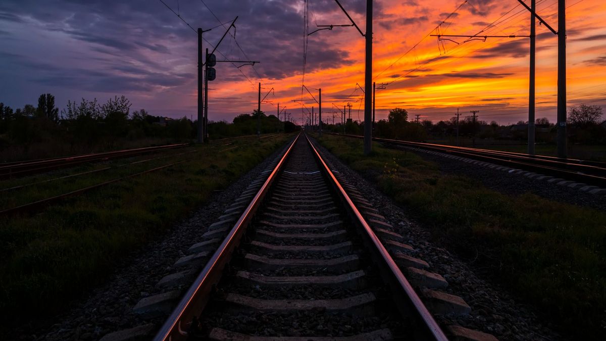 Mezítláb, félmeztelenül, kihűlve remegett a férfi a síneknél – utolsó pillanatban jött a segítség
